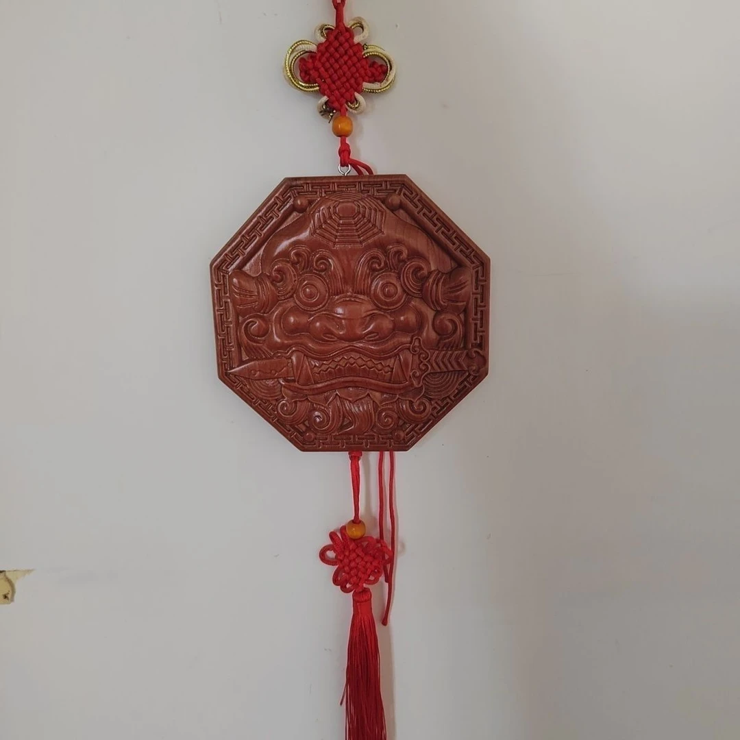 浮雕狮咬剑家用挂墙工艺品木雕招财桃木挂件虎头厕所复古创意八卦