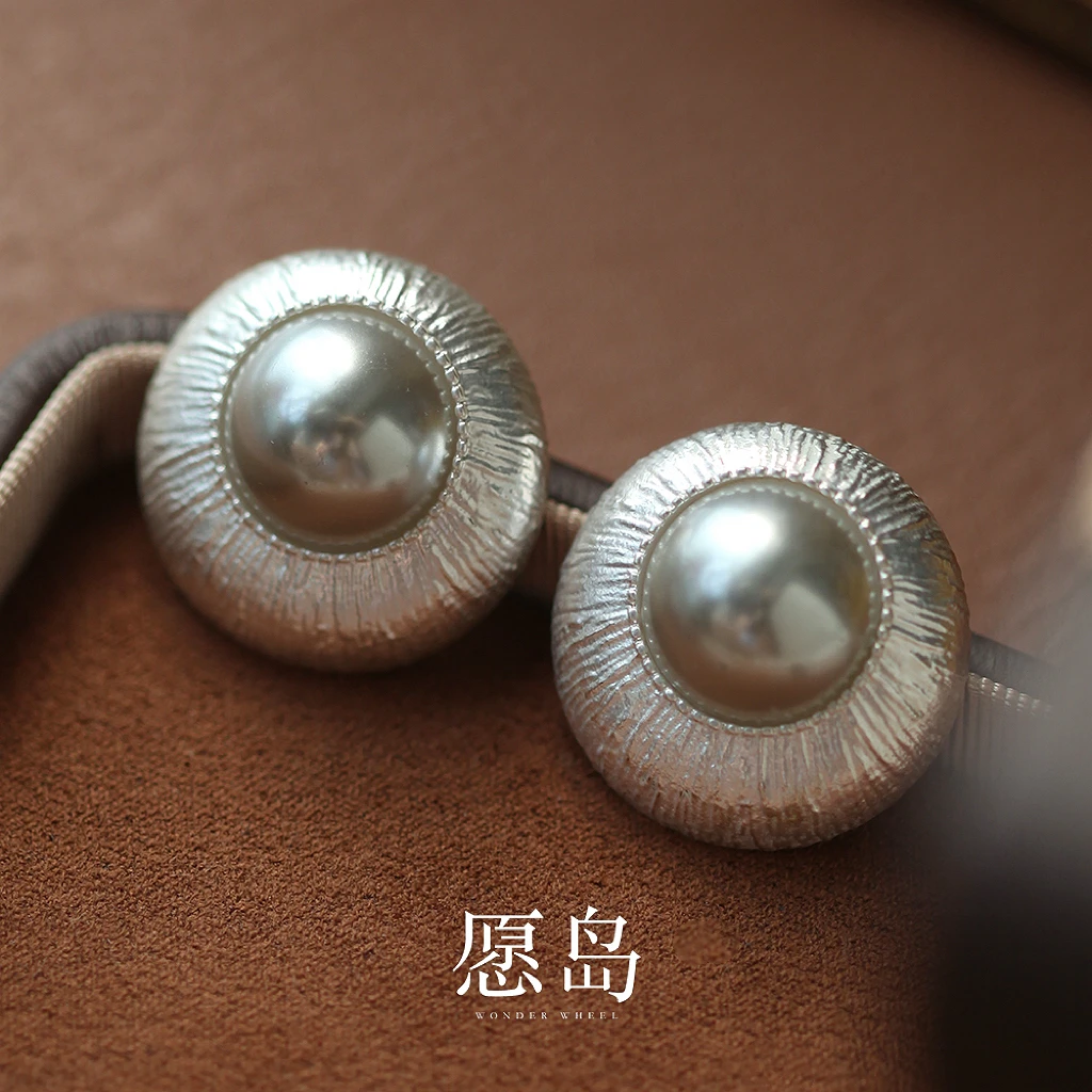 愿岛 黄铜仿珍珠耳饰 法式气质简约拉丝金属亮银色仿珠耳钉EH2083