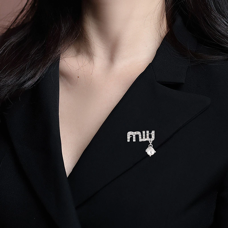 合金胸针 高级感miu字母胸针女防走光ins百搭别针扣固定衣服配饰
