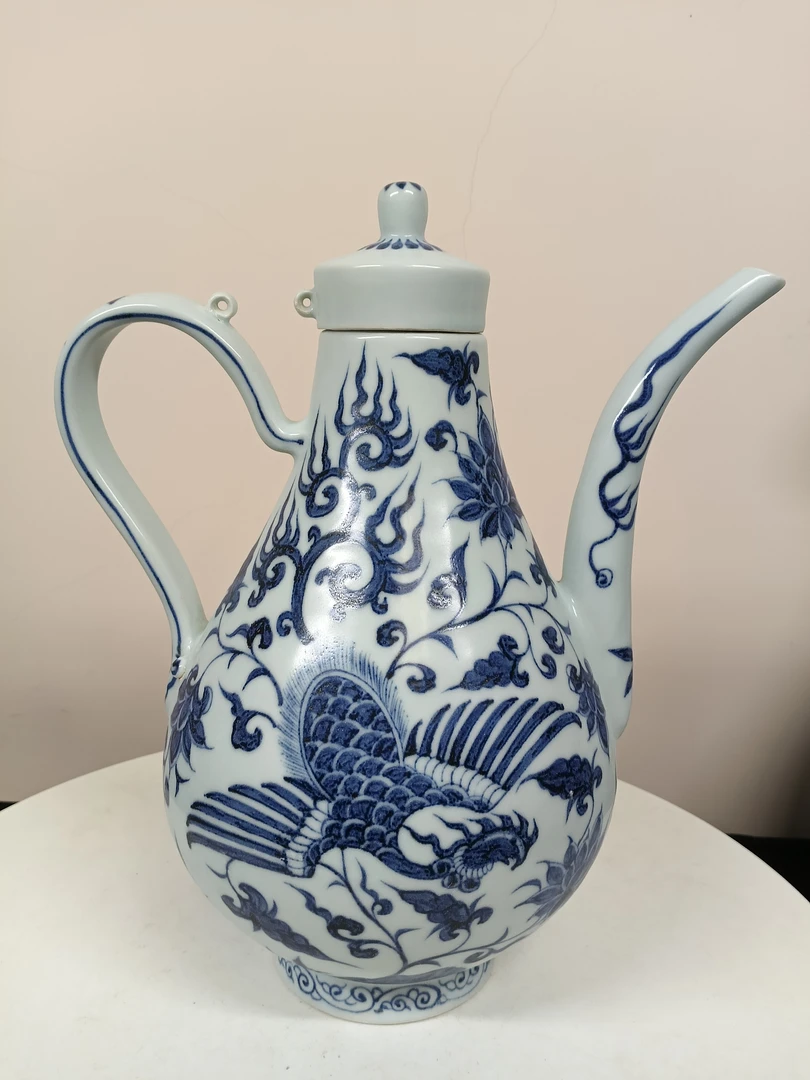 海瓷：凤穿花纹执壶。高24.3厘米