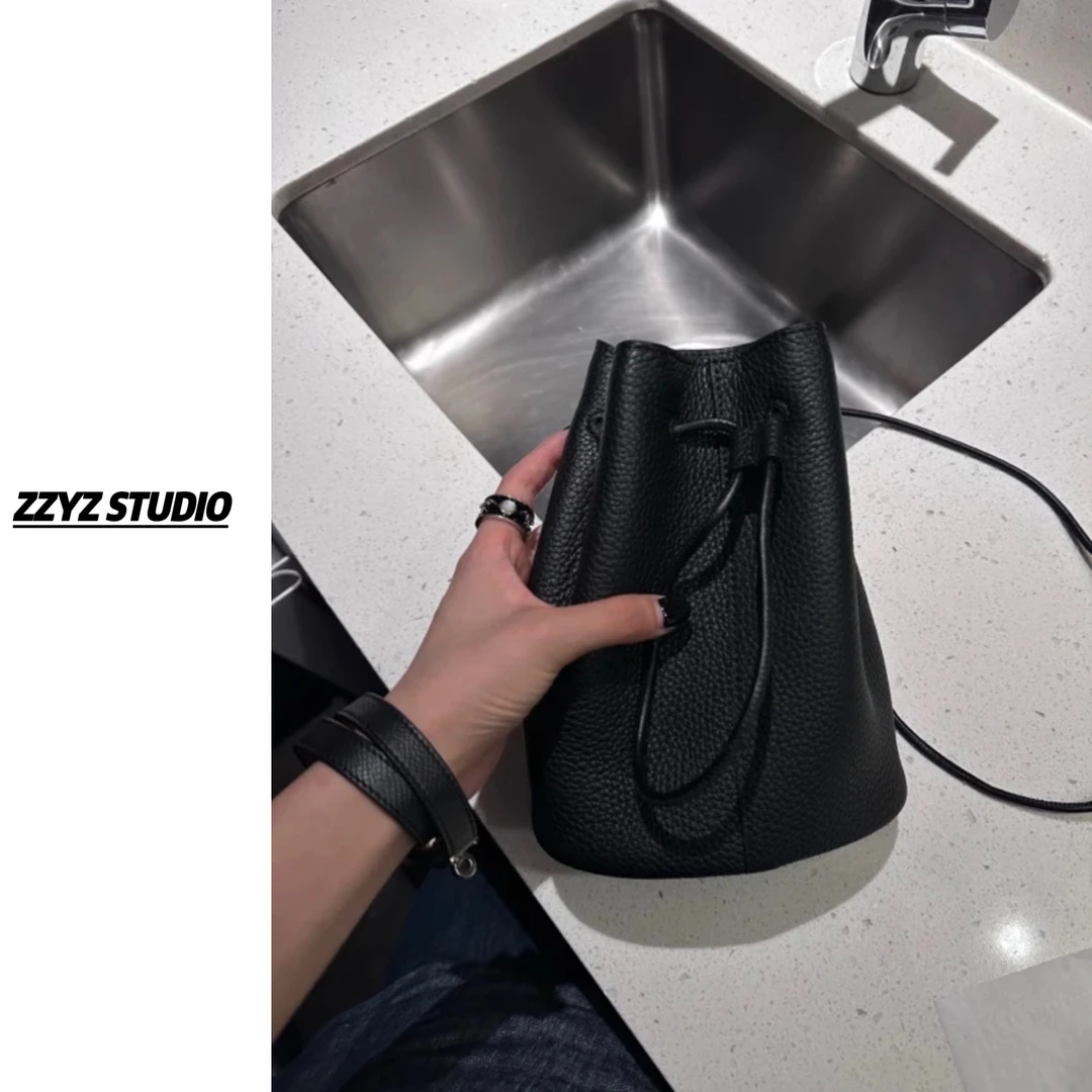 韩系小众抽绳水桶包 复古斜挎包女简约头层牛皮单肩斜挎包