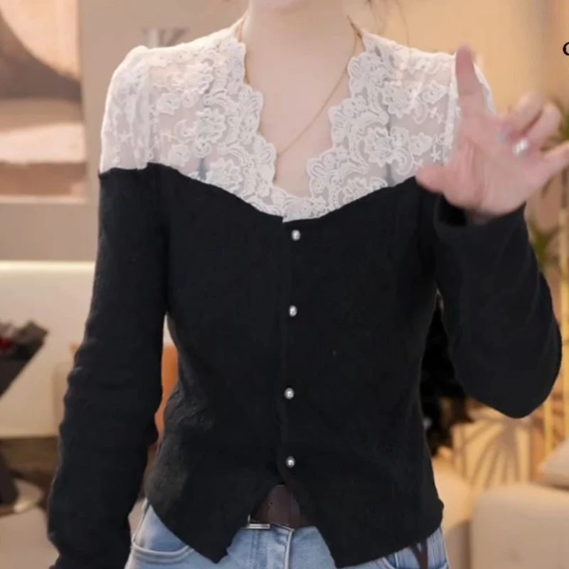 2024年新款法式风情百搭蕾丝长袖时尚领钩花拼接上衣T恤LK2500429