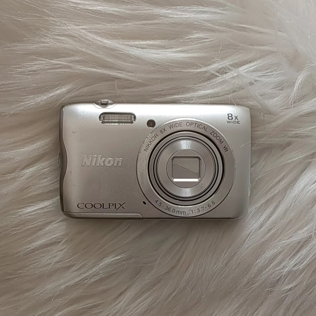尼康A300CCD，2000万像素8倍小长焦。屏幕瑕疵