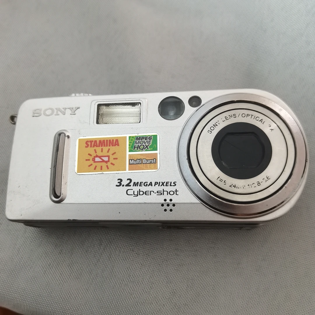索尼DSC-P7ccd320万像素6倍光学变焦自备五号电池和IMS长棒内存卡