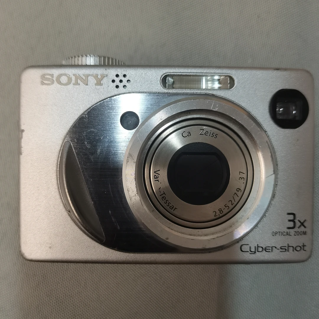 索尼DSC-W1ccd，510万像素3倍光学变焦自备两节五号电池