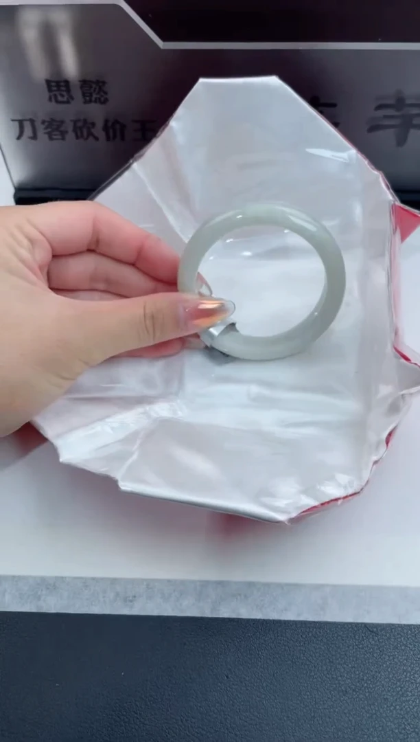 【闪购商品】翡翠手镯未镶嵌19翡翠手镯（微瑕）