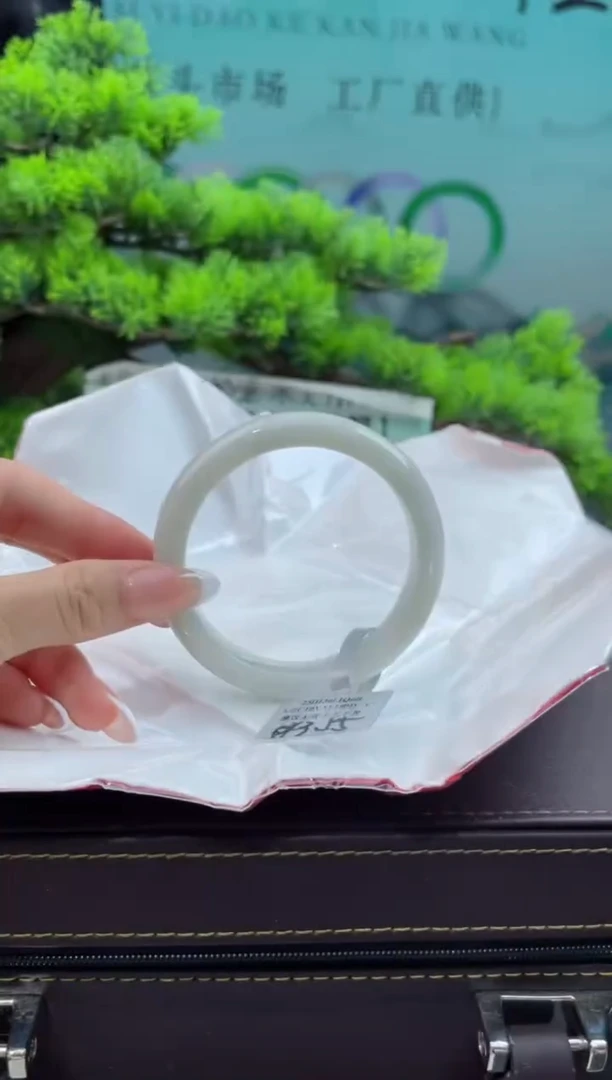 【闪购商品】翡翠手镯未镶嵌58翡翠手镯（微瑕）