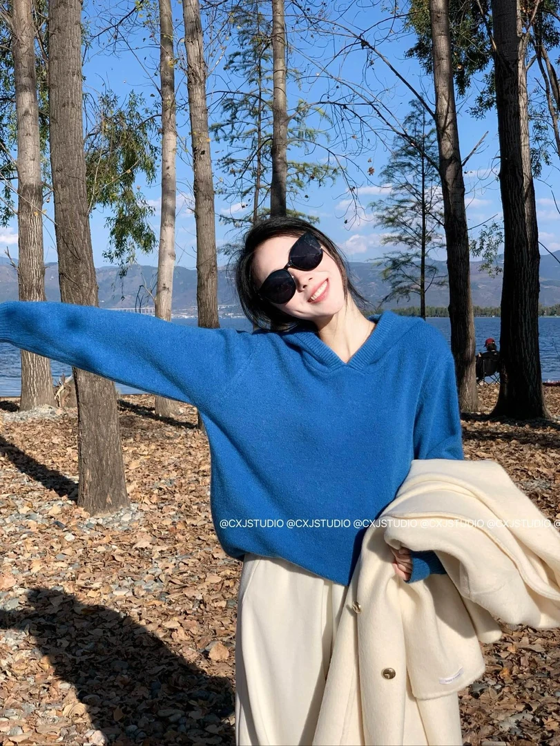 2024秋冬新款温柔风克莱因蓝连帽针织上衣搭配休闲裤显瘦两件套女