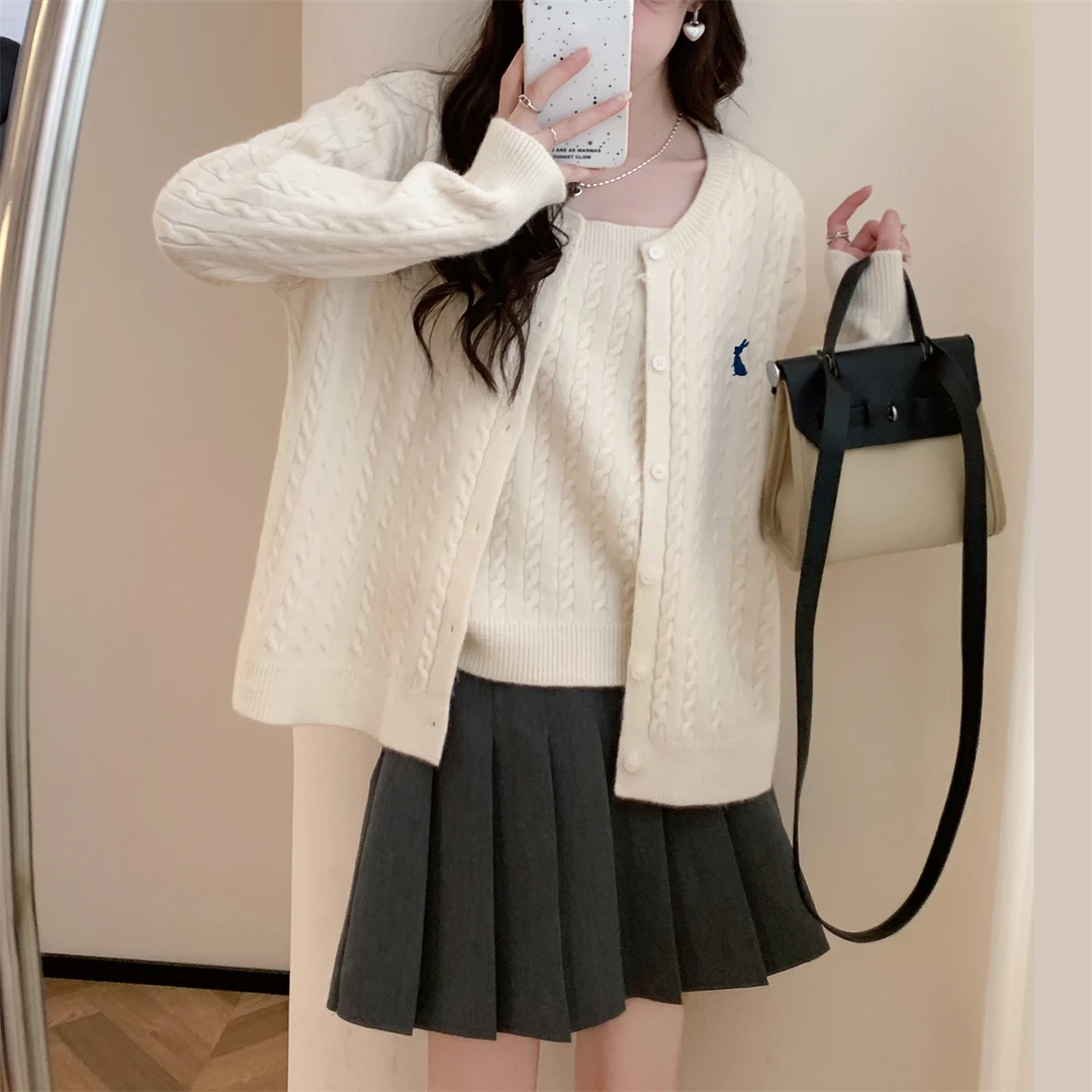 2024精致绞花小刺绣吊带和开衫两件套 E4G1436