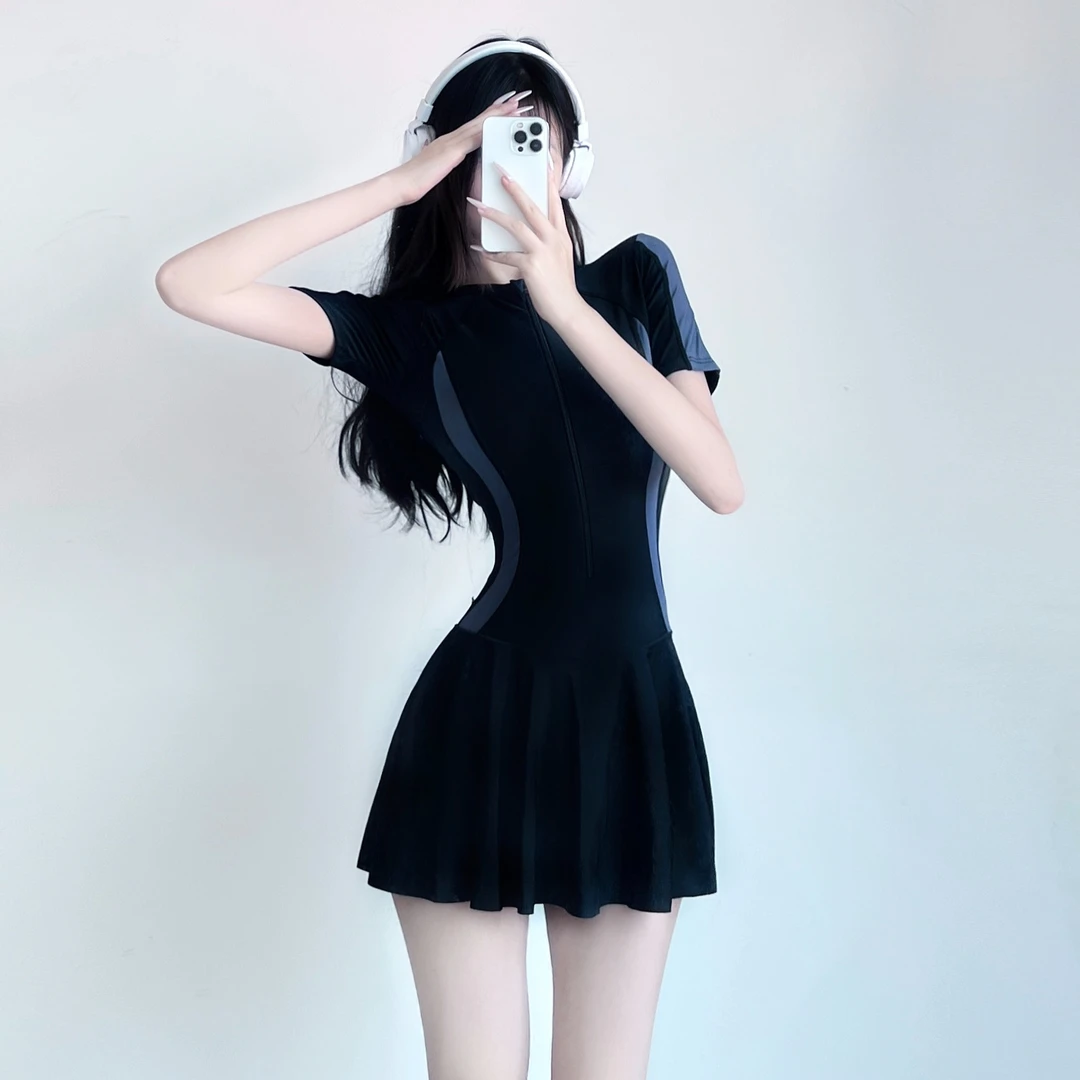 YQM【灰白调】运动泳衣女高级感拼接保守显瘦遮肚裙式平角温泉泳装