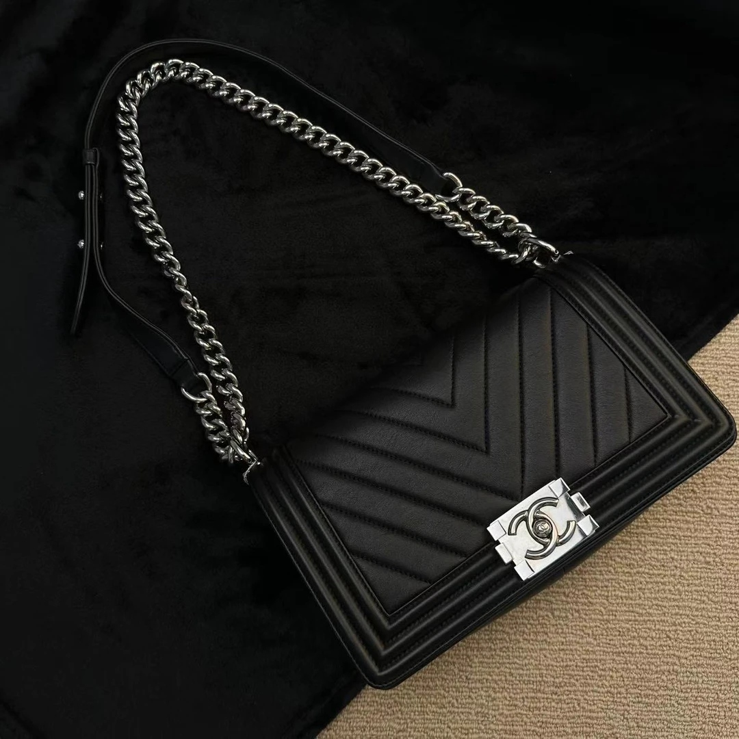 95新 Chanel/香奈儿 【文子姐专属】W237 黑银光面牛V纹Leboy667844