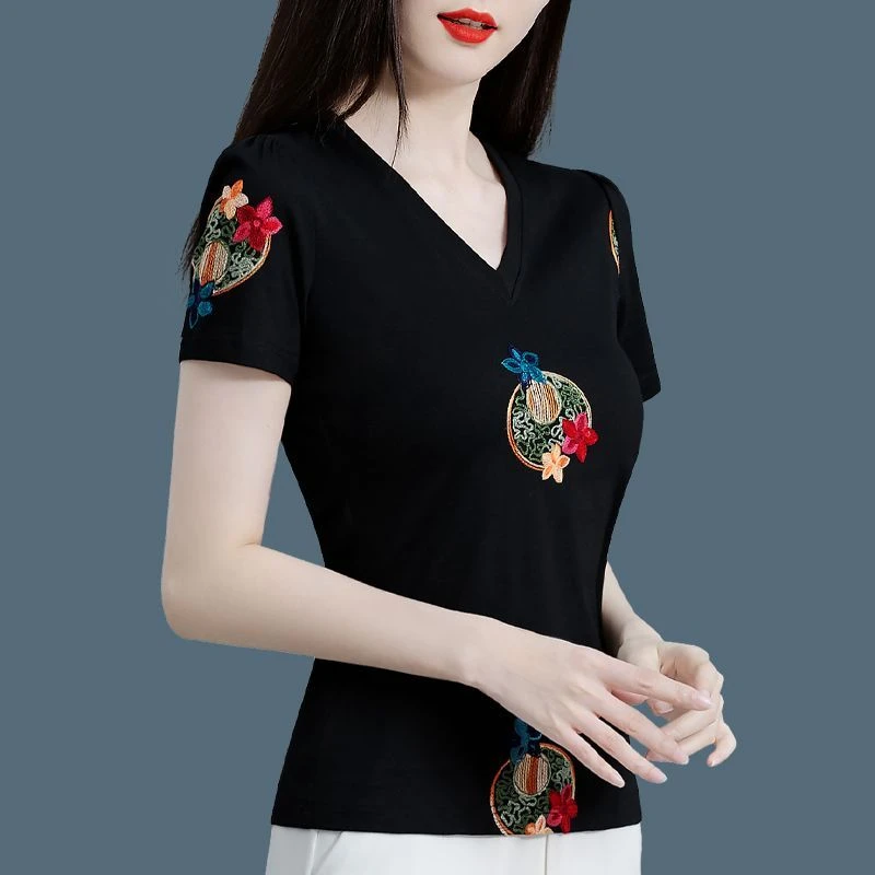 夏季V领绣花T恤女上衣薄款2023年新款时尚女装修身显瘦女洋气小衫