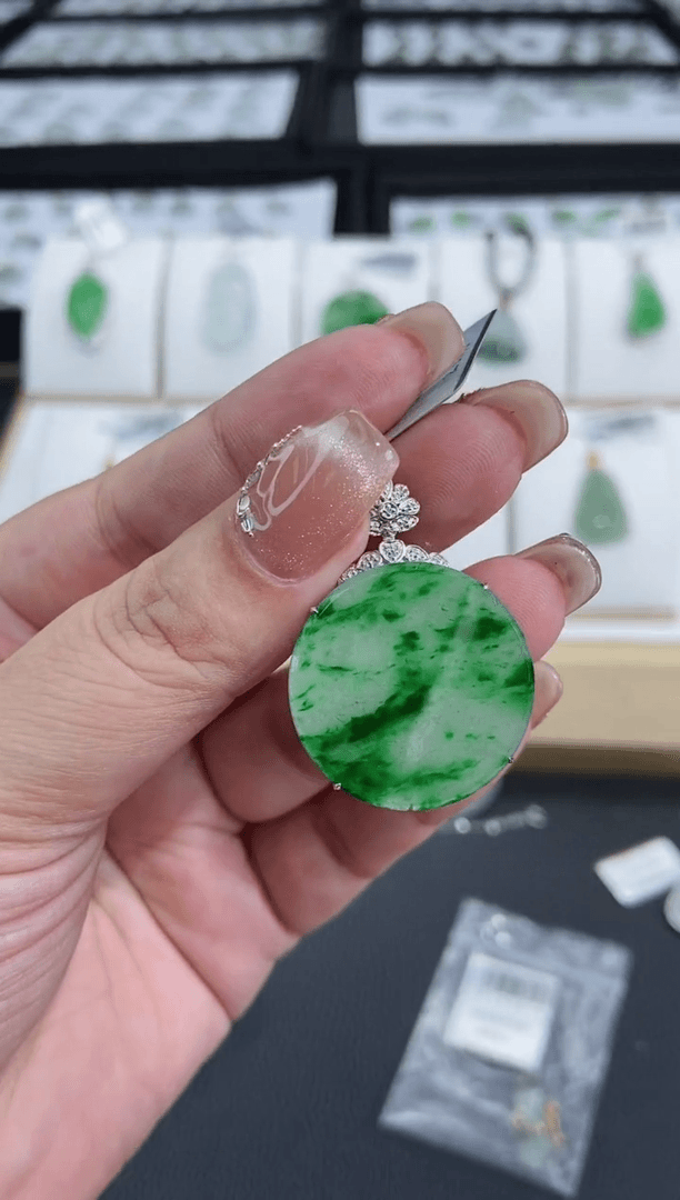 【闪购商品】翡翠颈饰18K金镶嵌无事牌多人@@CMT