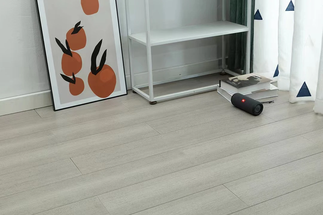 圆盘豆灰色宽板实木地板室内环保漆面耐磨质感舒适房屋施工铺装耐