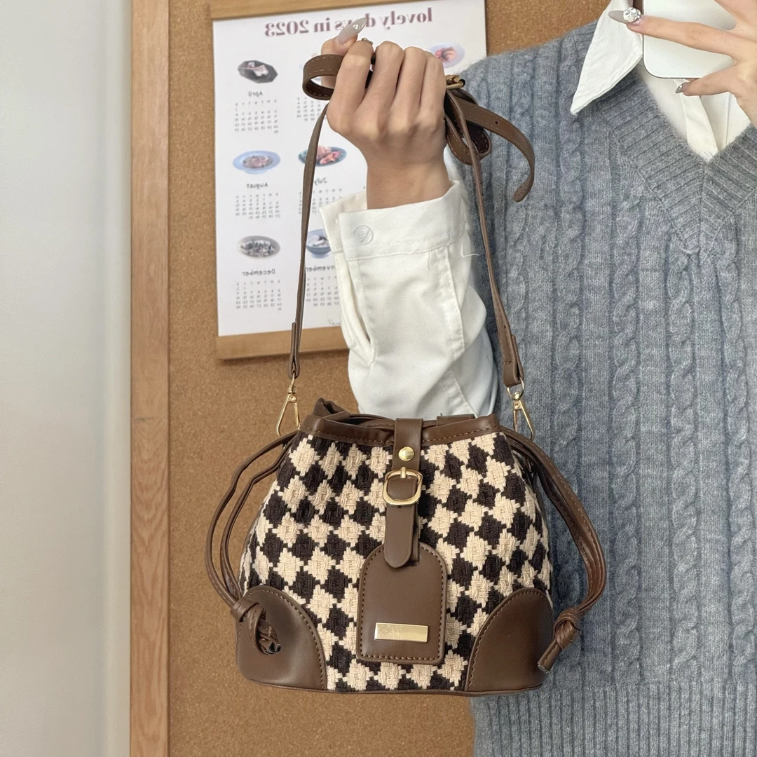 一张同学时尚百搭复古绒面百搭通勤单肩斜挎包C2191咖