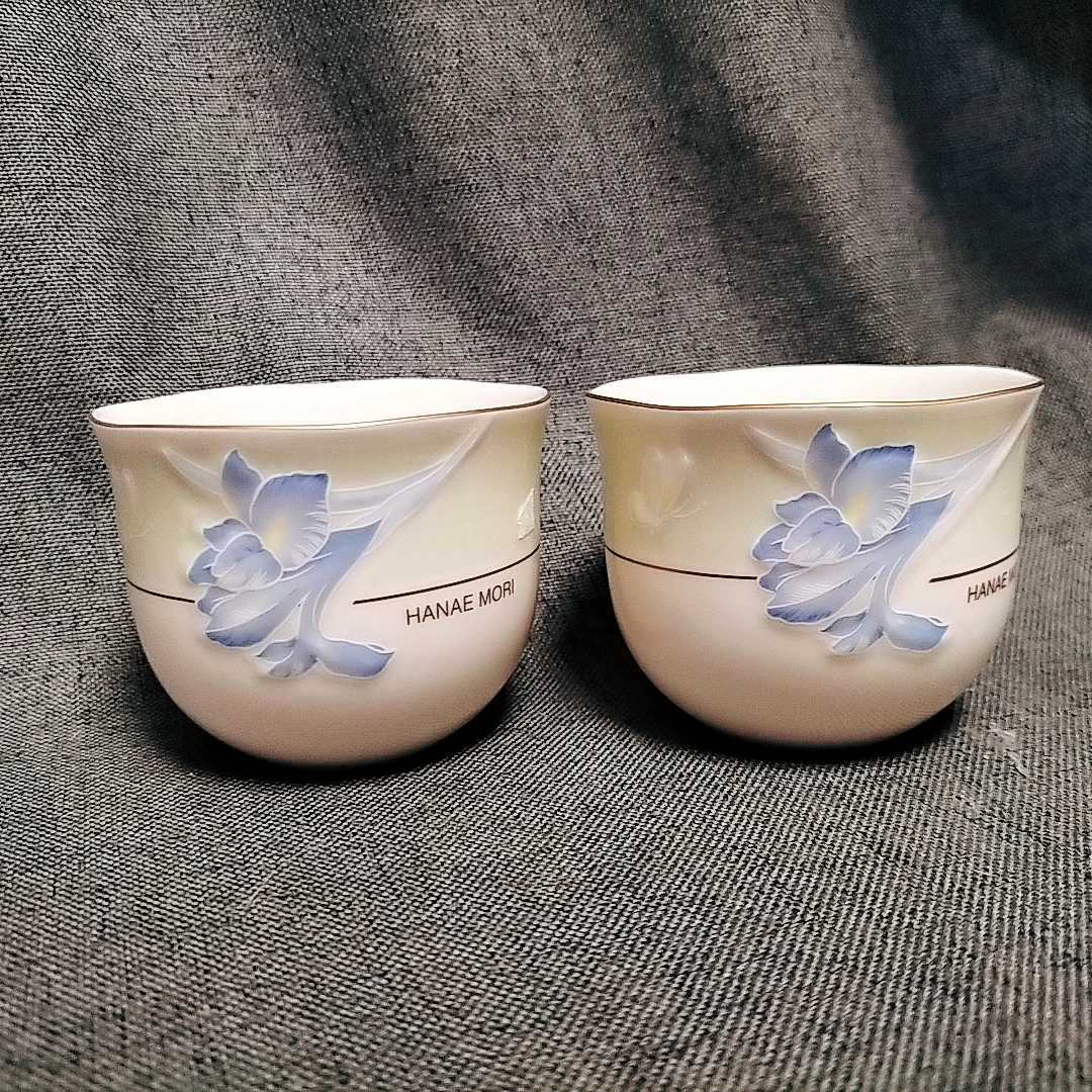 蝴蝶夫人浮雕杯一对01/31有点轻微没上齐颜色