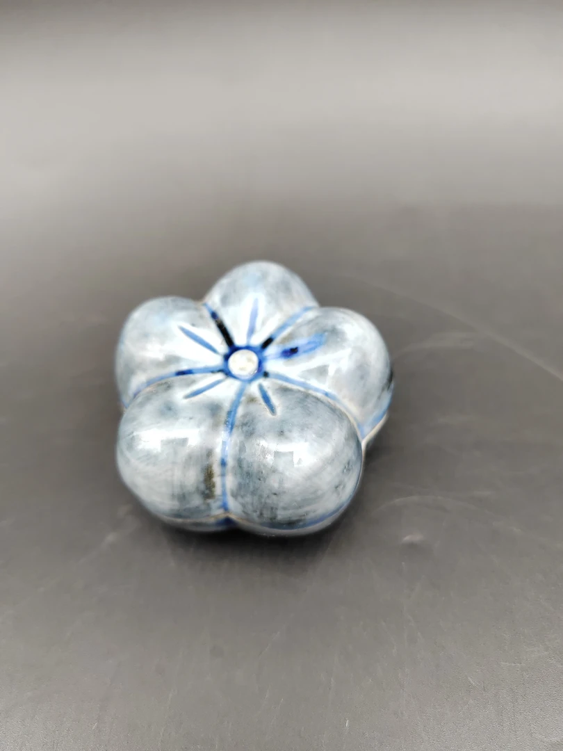 九谷花瓣型香盒01/31图二有个小磕 介意勿拍蓝色