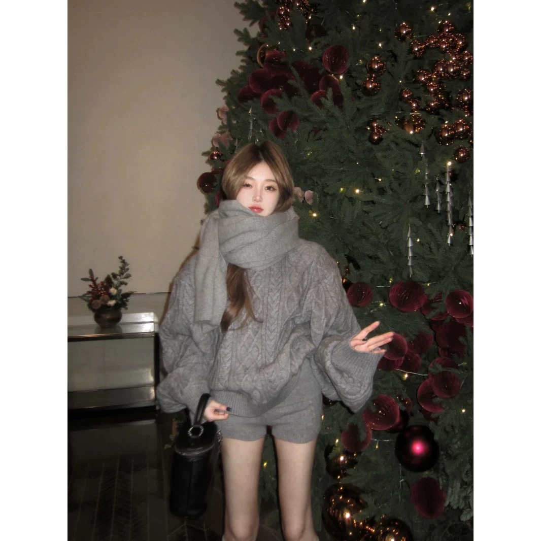 休闲套装复古麻花长袖毛衣保暖围巾女冬季针织直筒短裤灰色三件套