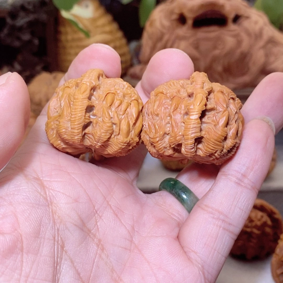 文玩核桃把件纯手工雕刻吞噬