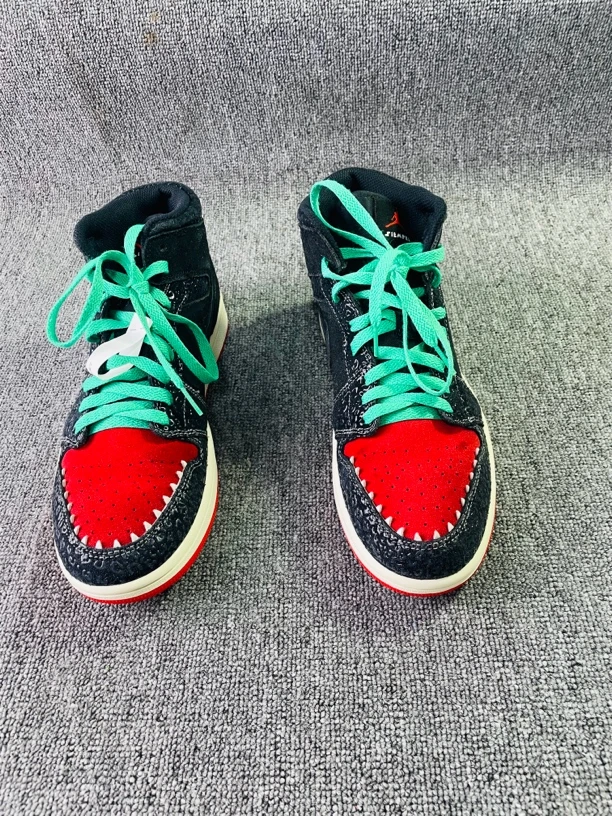 aj1亡灵节/43码/90新/公价1200+/无盒休闲鞋