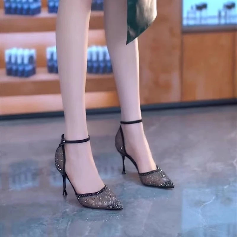 网纱尖头水钻细跟女士单鞋2025夏季新款一字扣带高跟包头时尚凉鞋