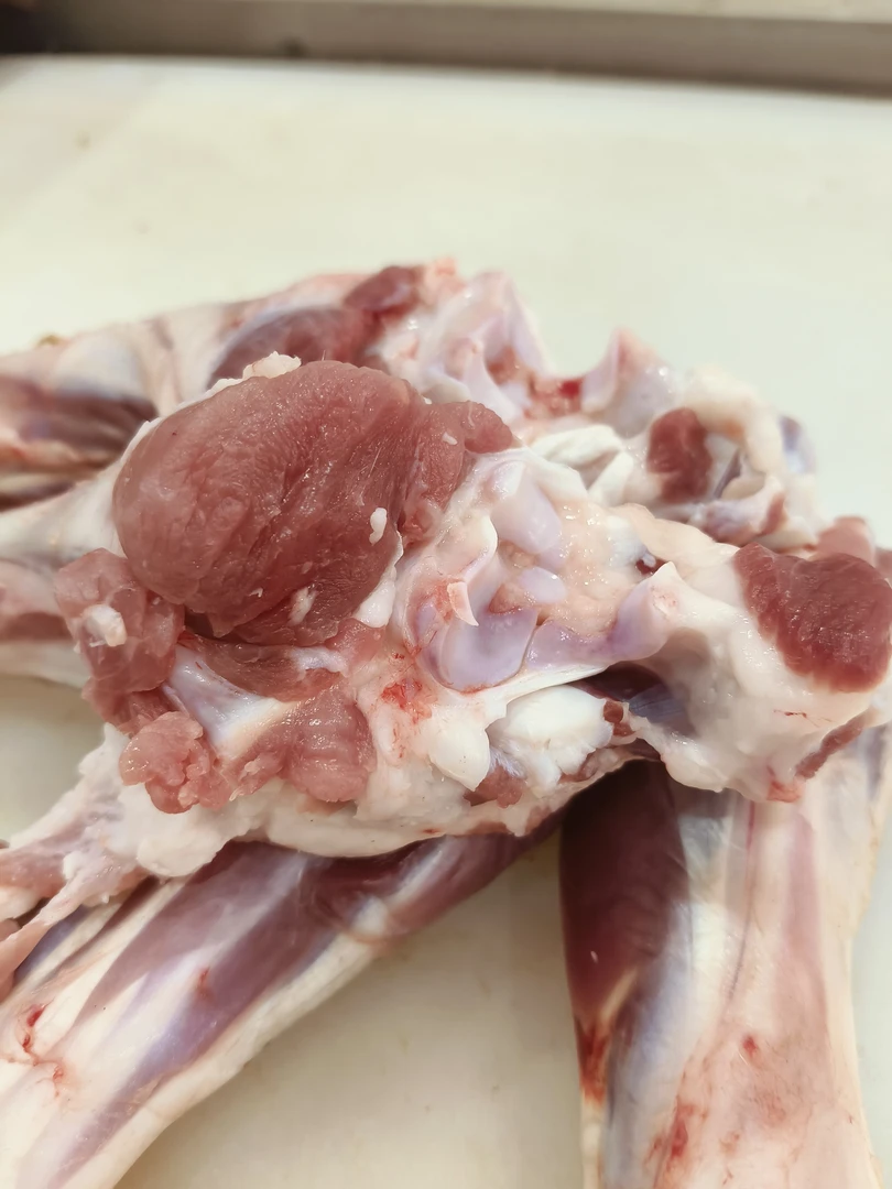 本地小山羊羊小腿