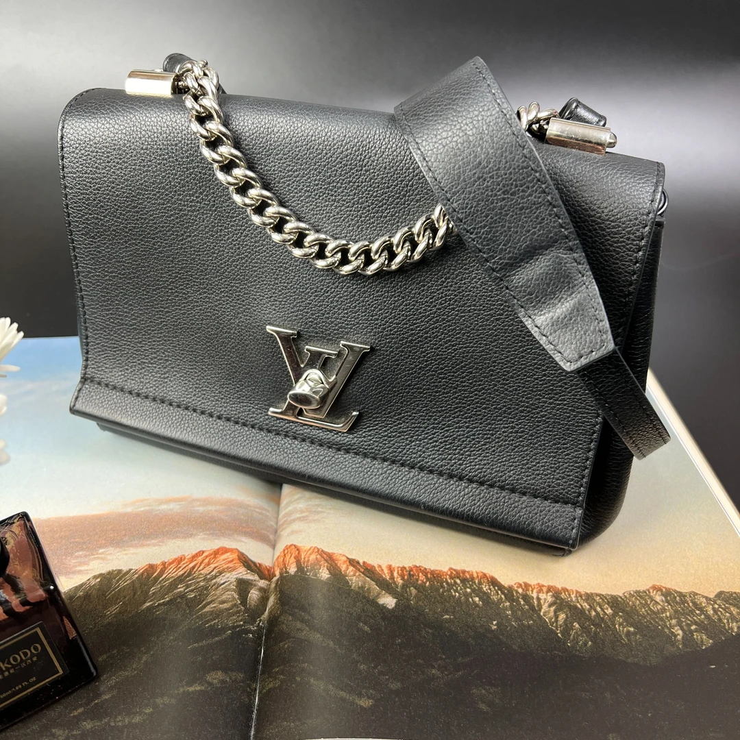 95新 LV lockme黑色全皮手提斜跨包时尚百搭女士黑色单肩经典翻盖
