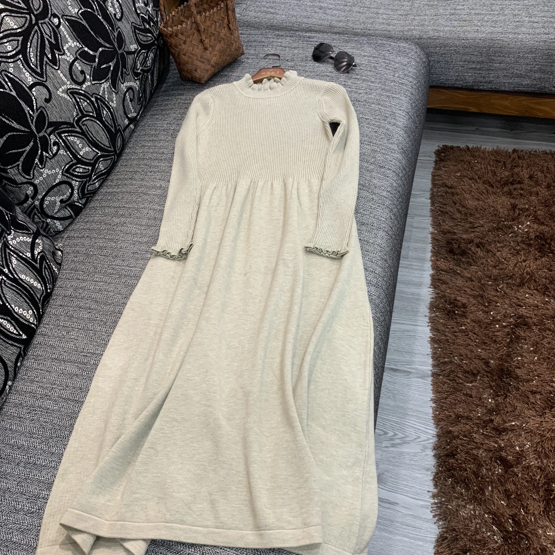 3323 祺欣家 (羊毛20%包芯纱60%) 法式赫本木耳领长款针织连衣裙
