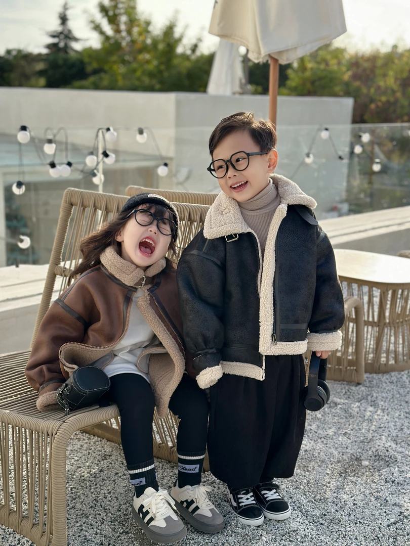 黑色麂皮绒皮毛一体皮衣软糯保暖衣新款加绒加厚男童女童洋气时尚