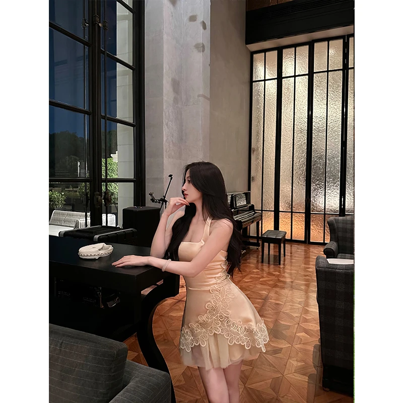 【黎雾香】香槟色缎面蕾丝拼接网纱挂脖辣妹连衣裙女收腰气质短裙