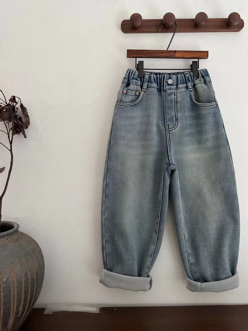 秋冬儿童加绒牛仔裤韩版中大童加厚宽松休闲裤。