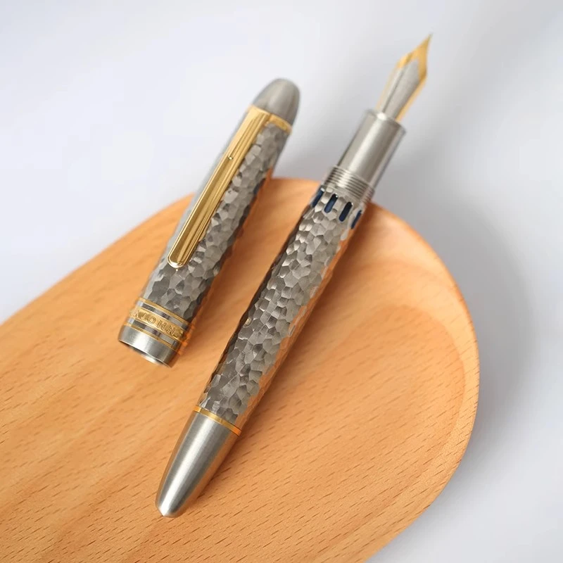 末匠钛合金136活塞钢笔亲肤防过敏轻质金属拉丝防滑锤纹版18K金尖