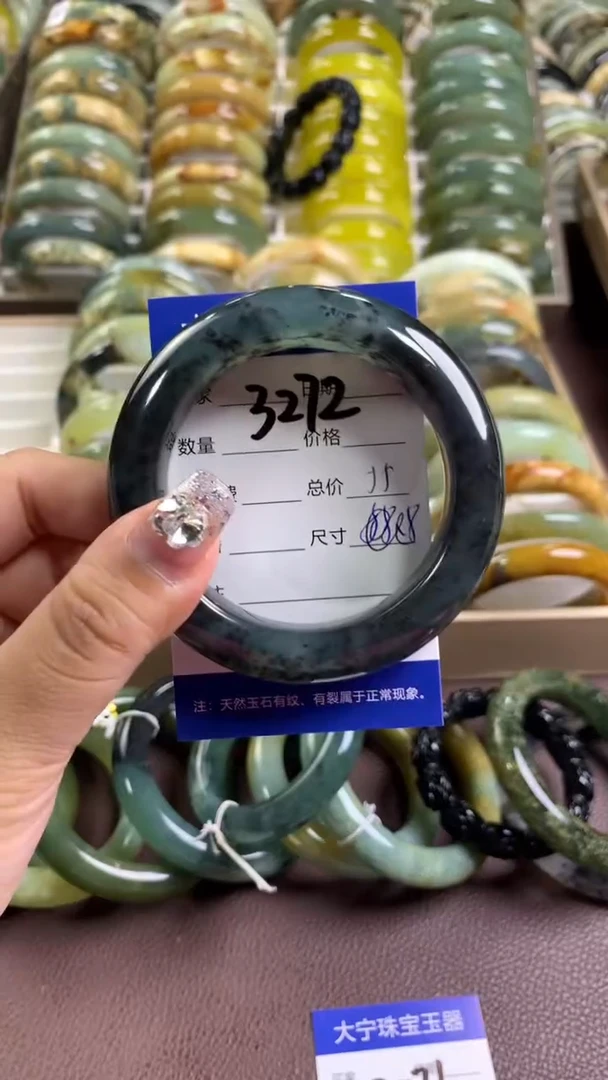 【闪购商品】蛇纹石玉手镯未镶嵌3272