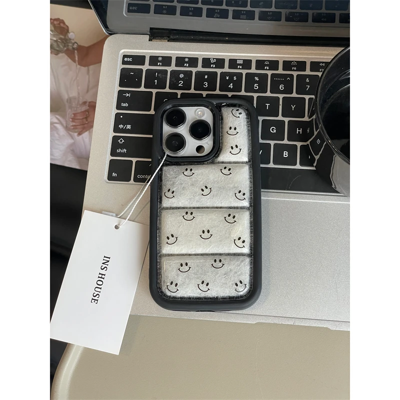 适用苹果系列iPhone15羽绒服14pro满屏黑色笑脸13p新款12手机壳