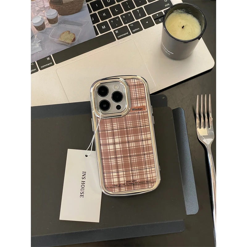 适用苹果系列iPhone15ins小众14p复古棕色格纹13新款皮质12手机壳
