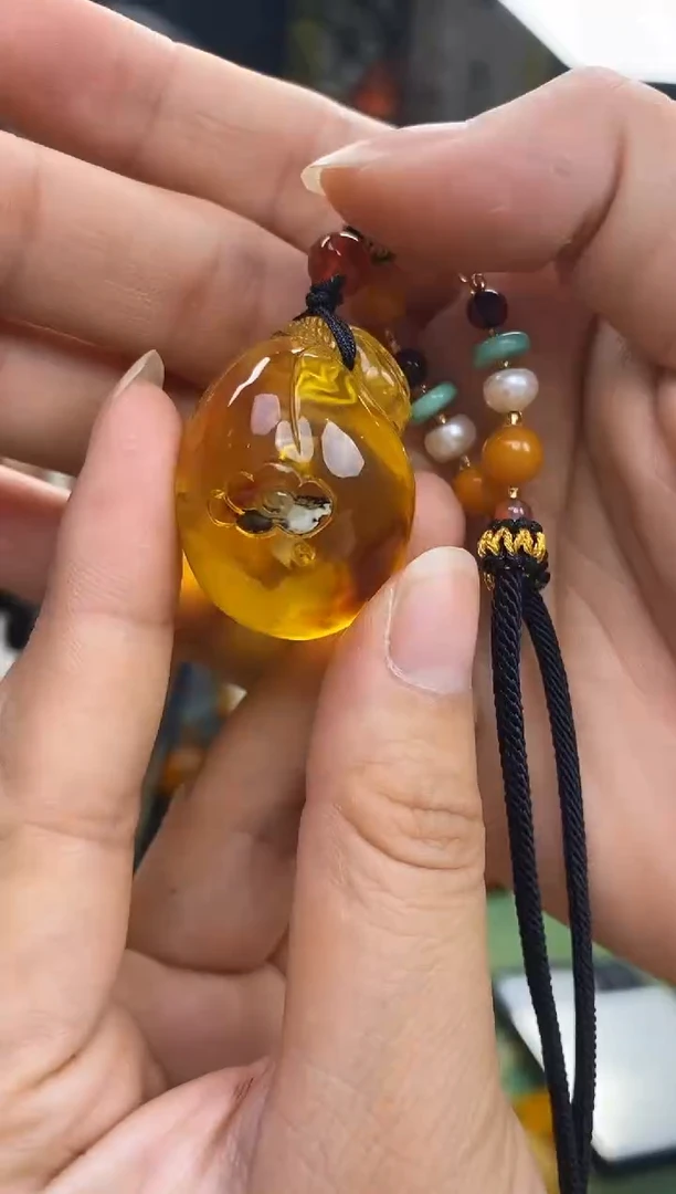 【闪购商品】琥珀裸石未镶嵌蜜蜡吊坠
