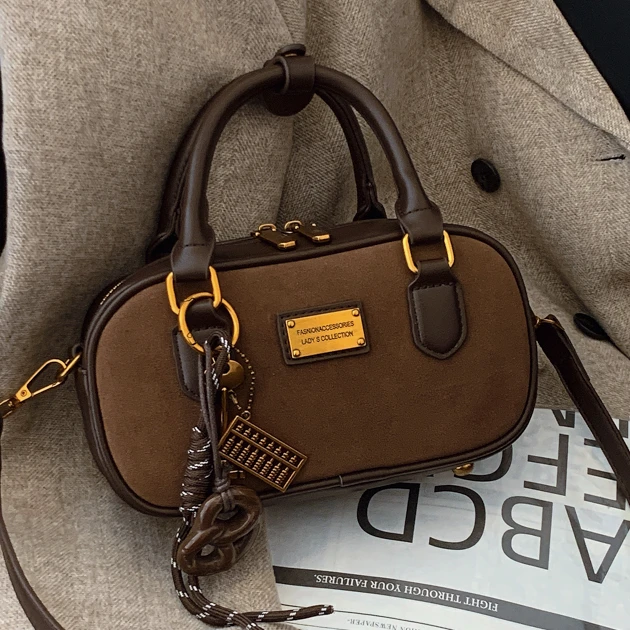 秋冬季磨砂小包女式2024新款百搭斜挎包时尚超火手提饺子包带挂件