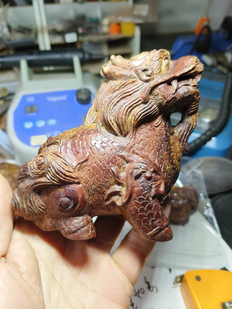 海黄料子小摆件 麒麟选五年左右风干料子，油性十足，纹理流畅。