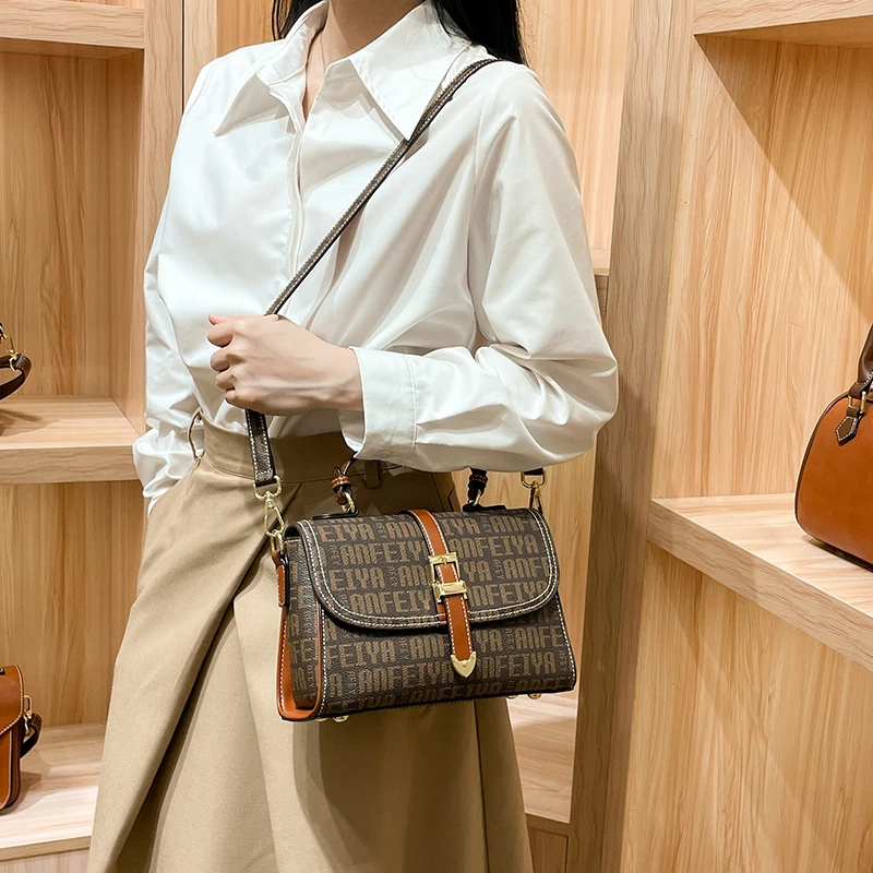 女包包包轻奢百搭信封包时尚简约斜挎包休闲女士小方包印花手提包