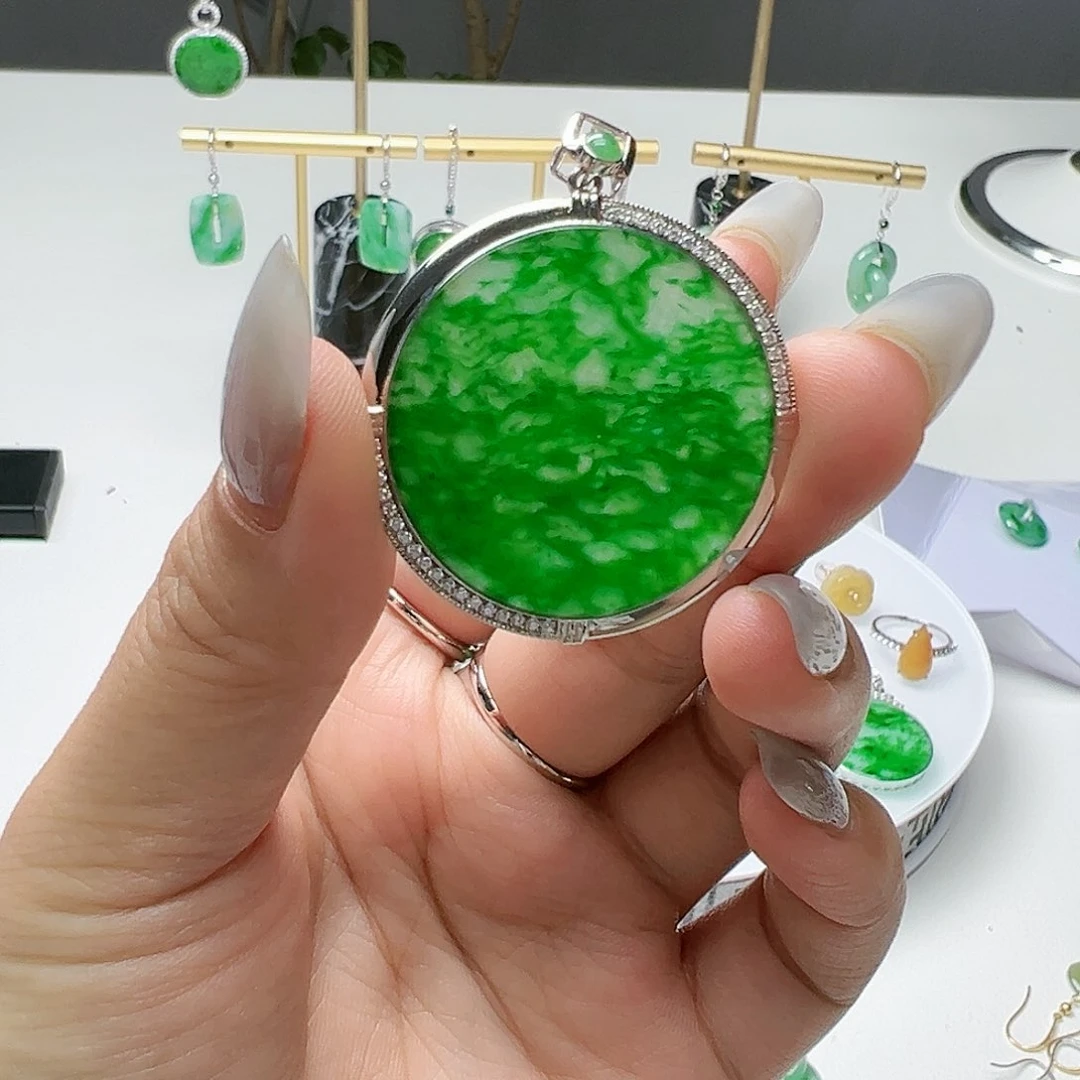 翡翠颈饰18K金镶嵌小*天然缅甸A货翡翠