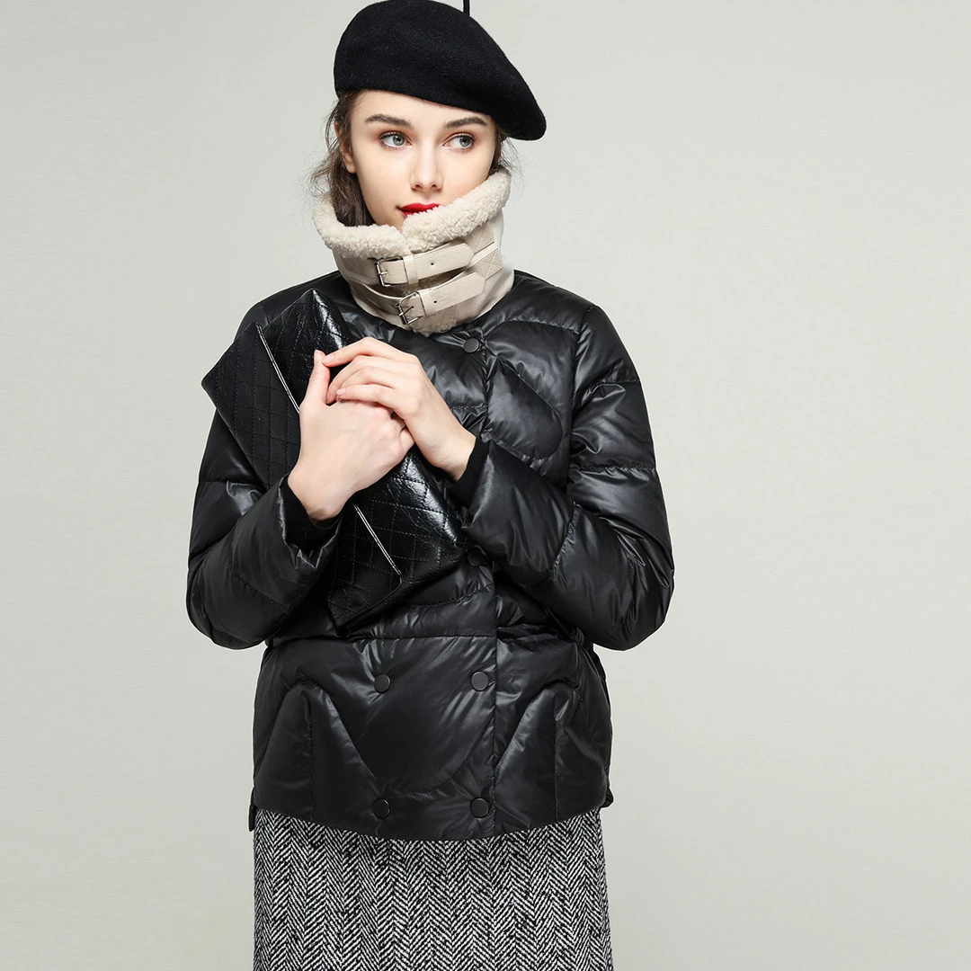 白鹿语冬款机车风短款拼接仿羊羔毛翻领压纹保暖羽绒服女BX30306