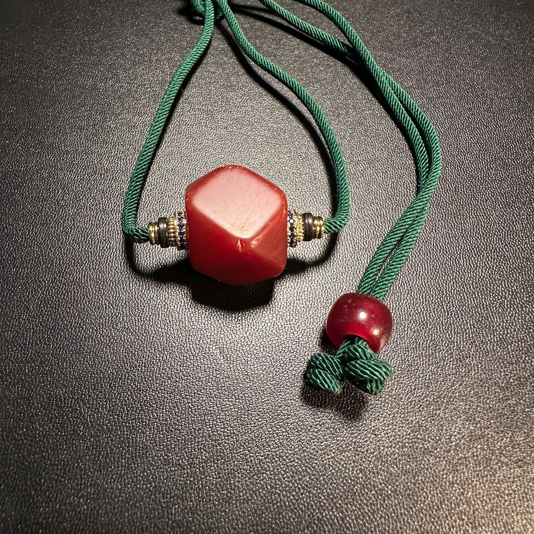 19世纪红色玛瑙唐八棱珠333-573