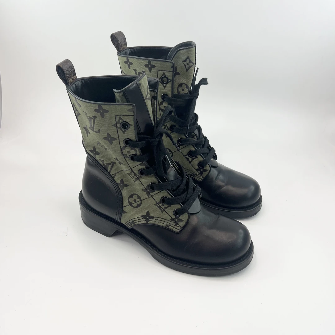 lv/38.5码/军绿色满印短靴/97新
