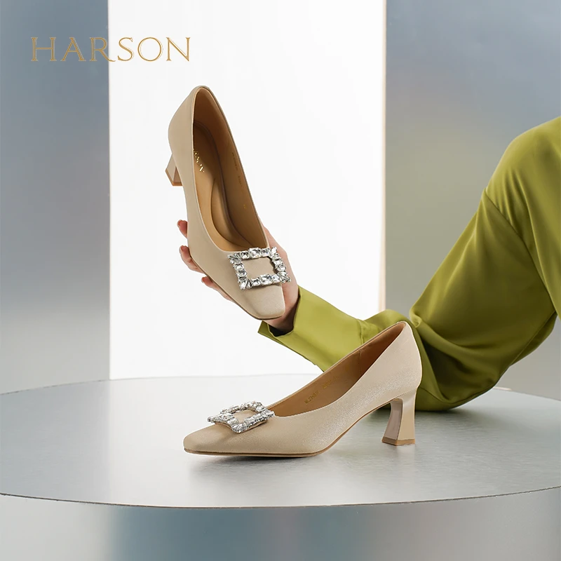 Harson/哈森秋季新款气质法式通勤粗高跟鞋水钻单鞋HL236010