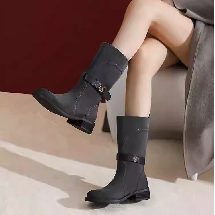 哈森西部靴秋冬新款中筒女靴搭扣装饰潮酷户外靴子HWA240103