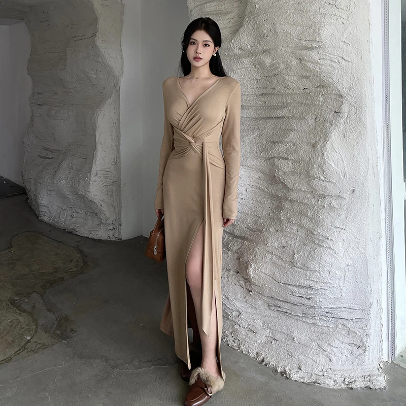 法式纯欲风V领扭结长袖连衣裙女冬季新款咖色轻奢感修身收腰长裙