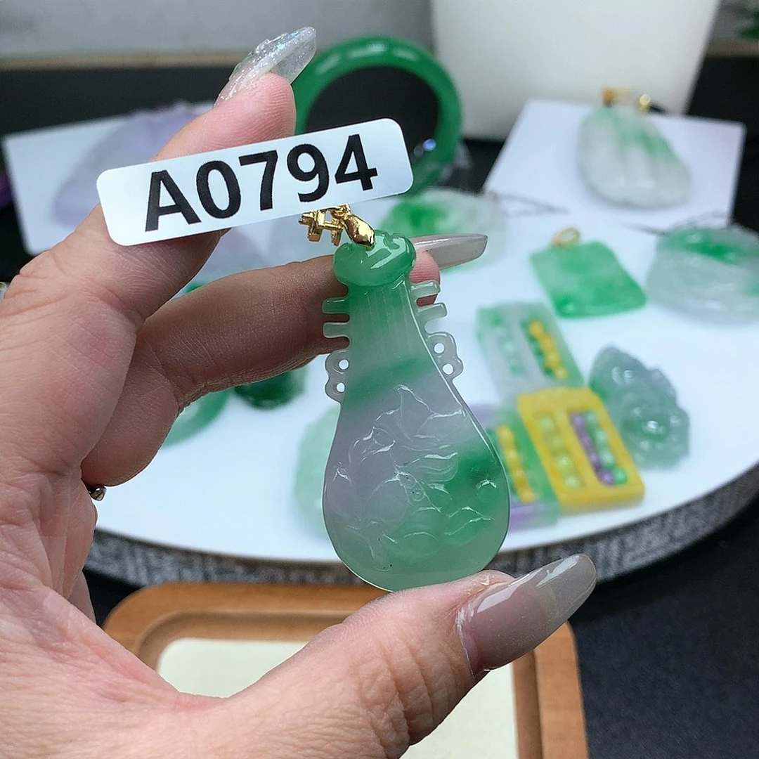 翡翠吊坠(赠链)未镶嵌