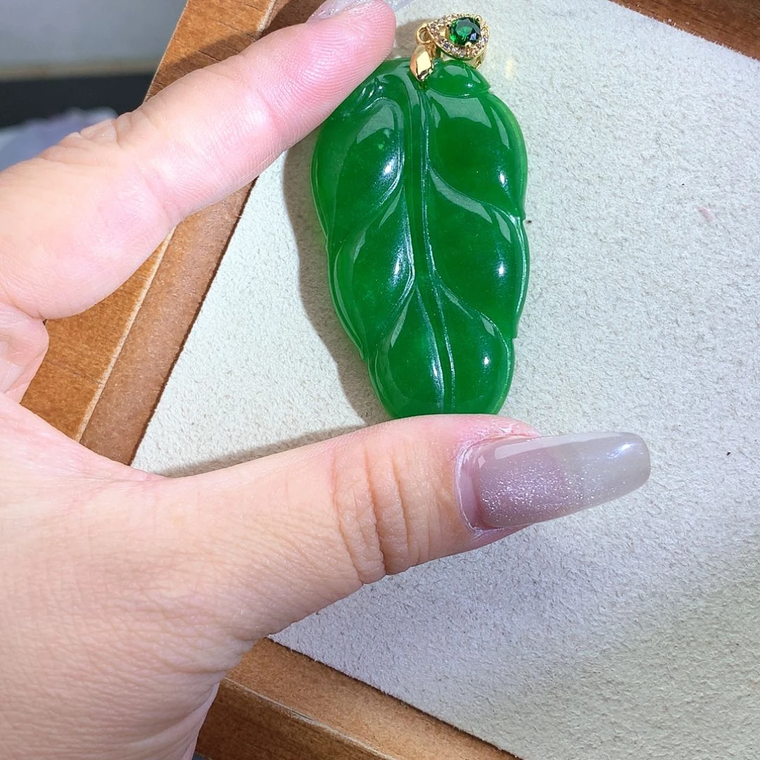 翡翠吊坠(赠链)未镶嵌