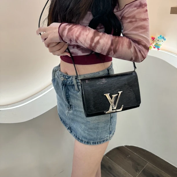 95新 LouisVuitton/路易威登 LV黑色水波纹银扣斜挎包