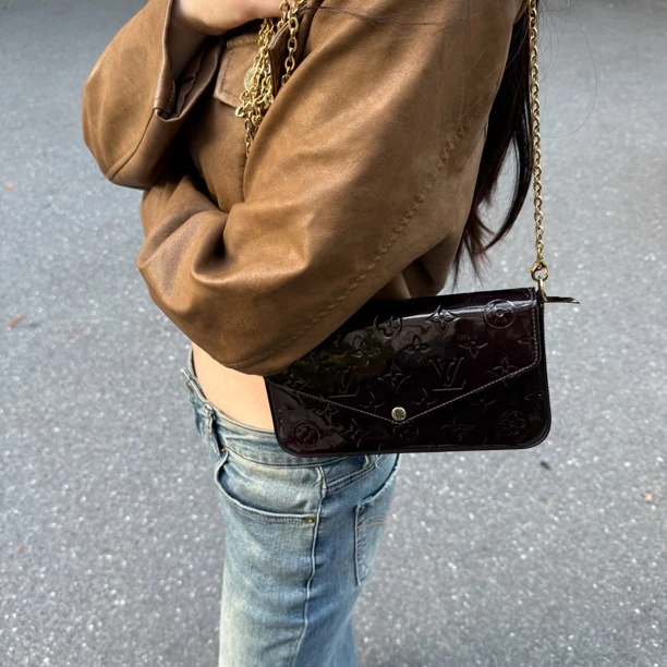 95新 LouisVuitton/路易威登 LV老花漆皮车厘子色信封包斜挎包